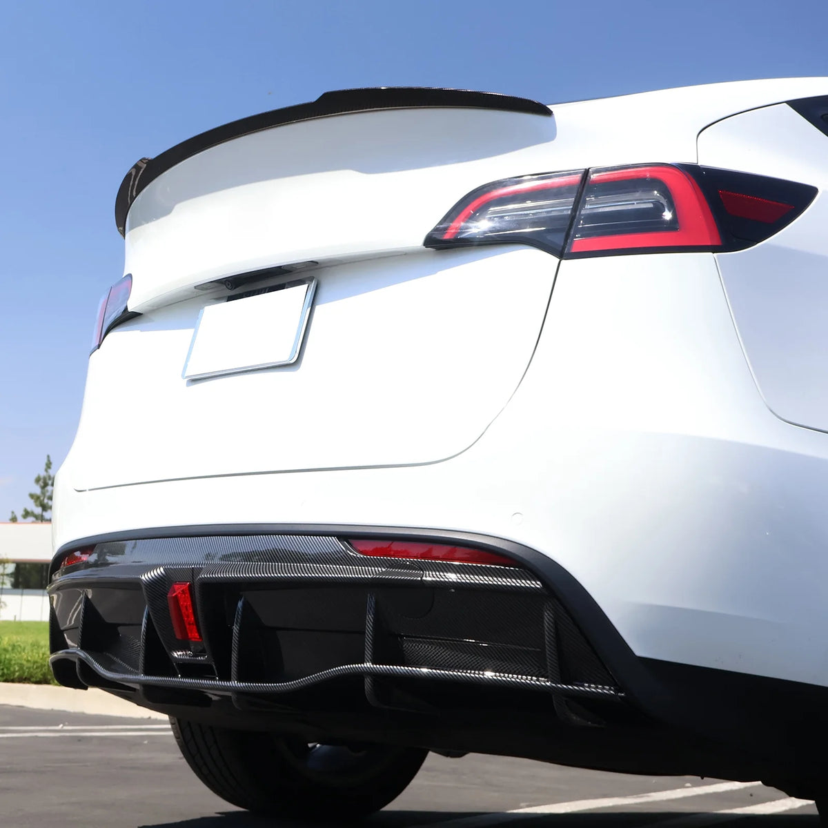 Rear Diffuser Lip for Tesla Model Y Sport 4-Door Carbon Fiber Print PP Rear Lower Bumper Protector Lip With LED Lamp I183
