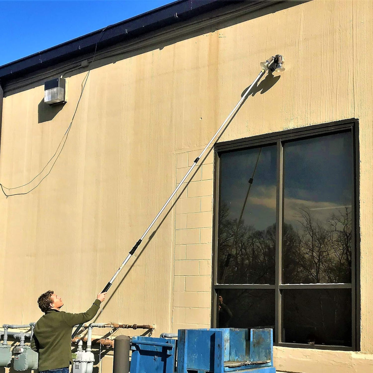Light Bulb Changer with 7-30 Foot Telescopic Extension Pole Q852